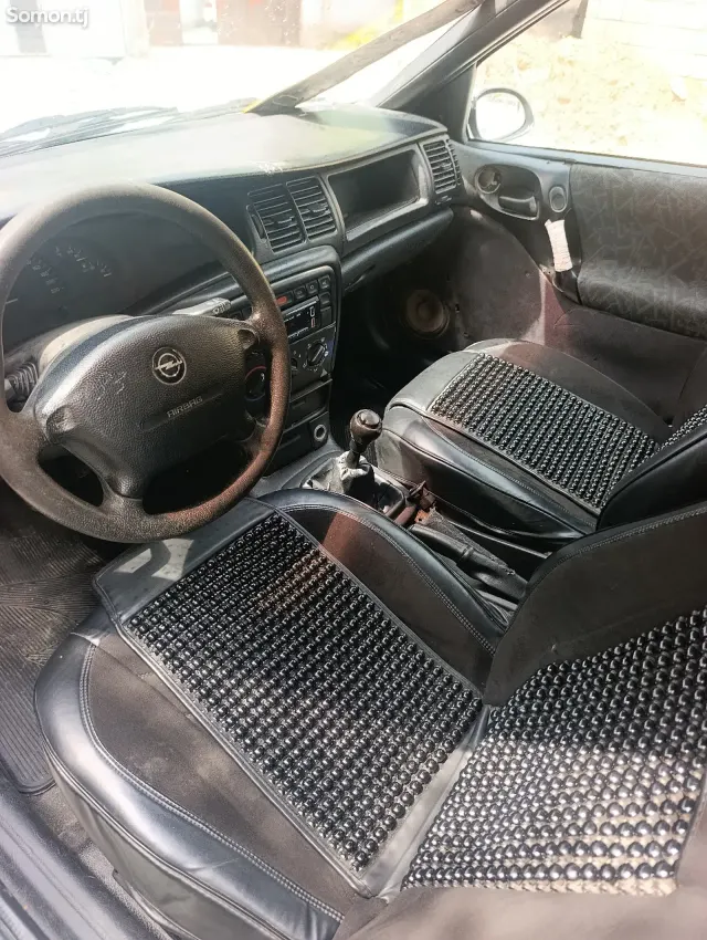 Opel Vectra B 1996 · 1.6 MT