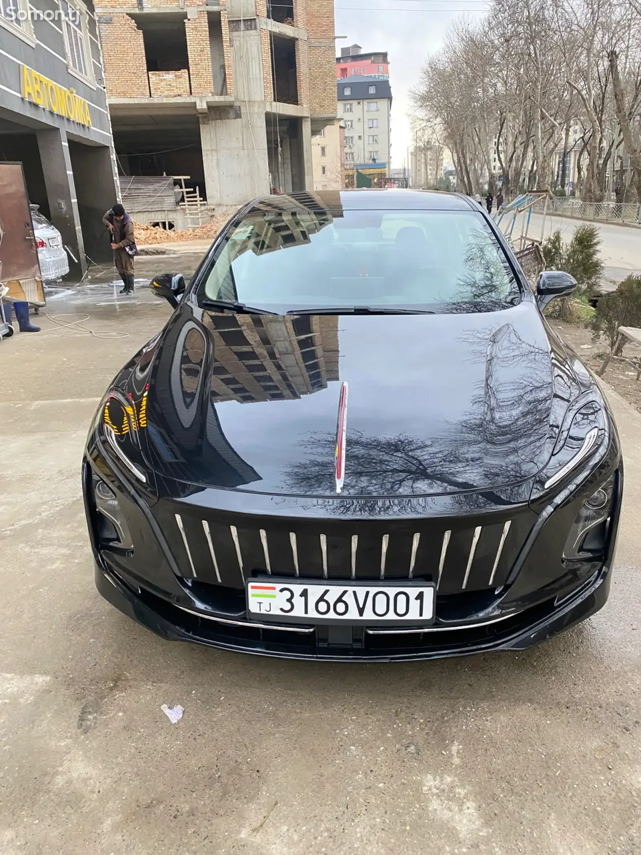 Hongqi E-QM5 2022 · AT