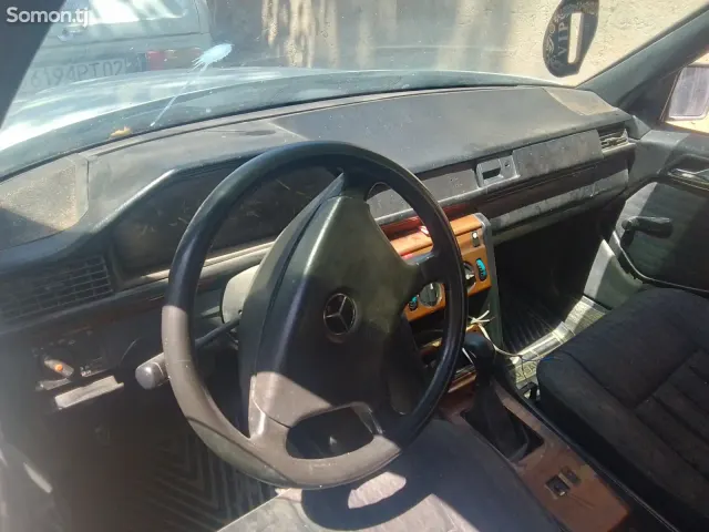 Mercedes-Benz W124 1985 · 1.8 MT