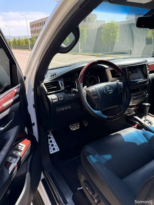 Lexus LX series 2015 · 5.7 AT