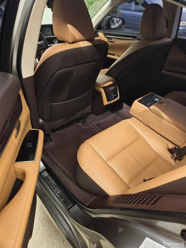 Lexus ES series 2016 · 2.5 AT