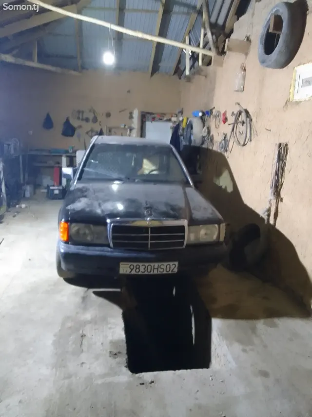 Mercedes-Benz W201 1990 · 2.0 MT