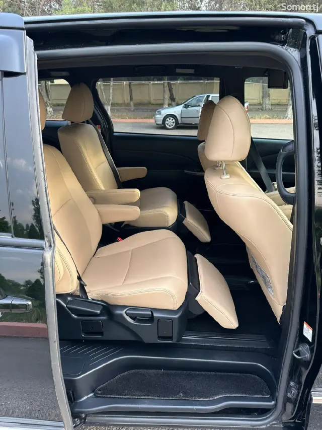 Toyota Estima 2014 · 2.4 AT