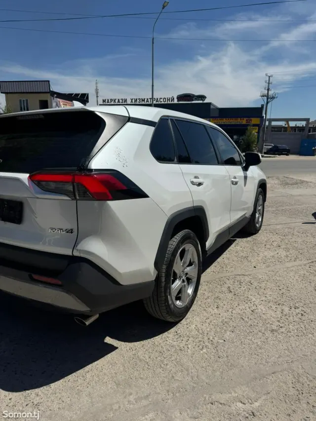 Toyota RAV 4 2021 · 2.0 AT
