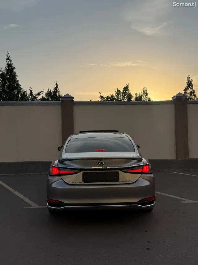 Lexus ES series 2021 · 2.5 AT