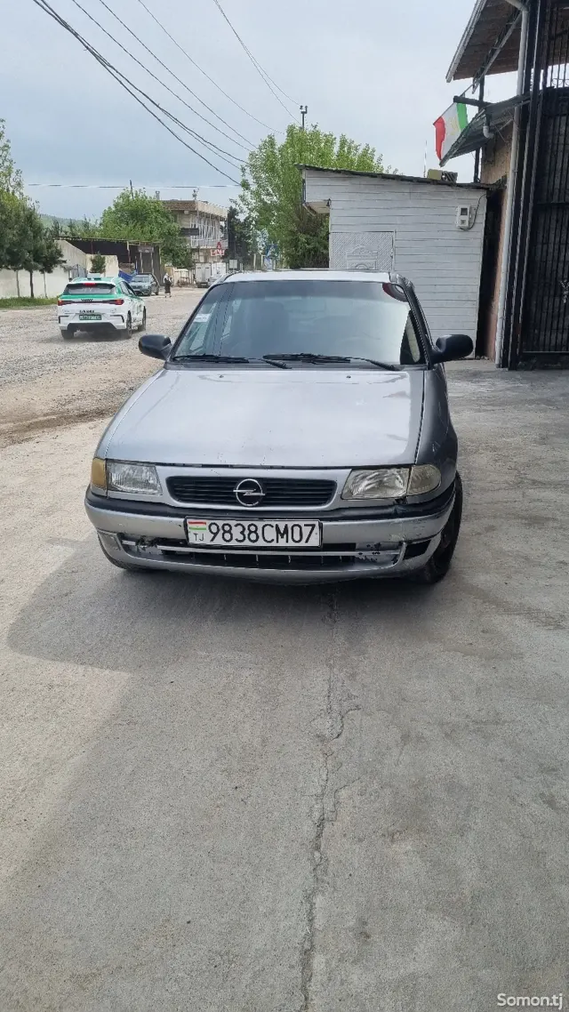 Opel Astra H 1995 · 1.6 MT