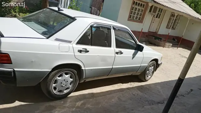Mercedes-Benz W201 1989 · 1.8 MT