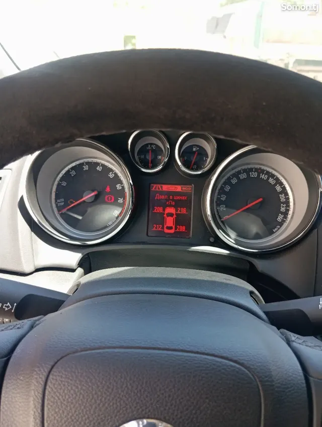 Opel Astra J 2015 · 1.4 MT