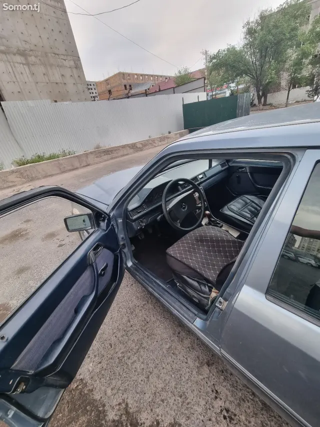 Mercedes-Benz W124 1987 · 2.5 MT