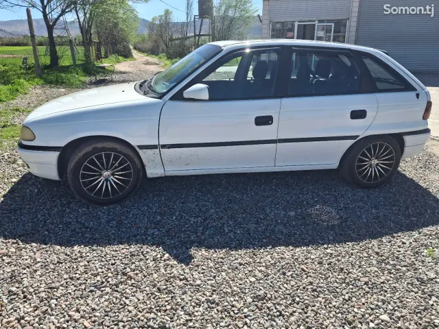 Opel Astra F 1995 · 1.6 MT