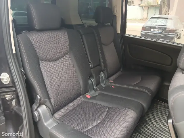 Nissan Serena 2014 · AT