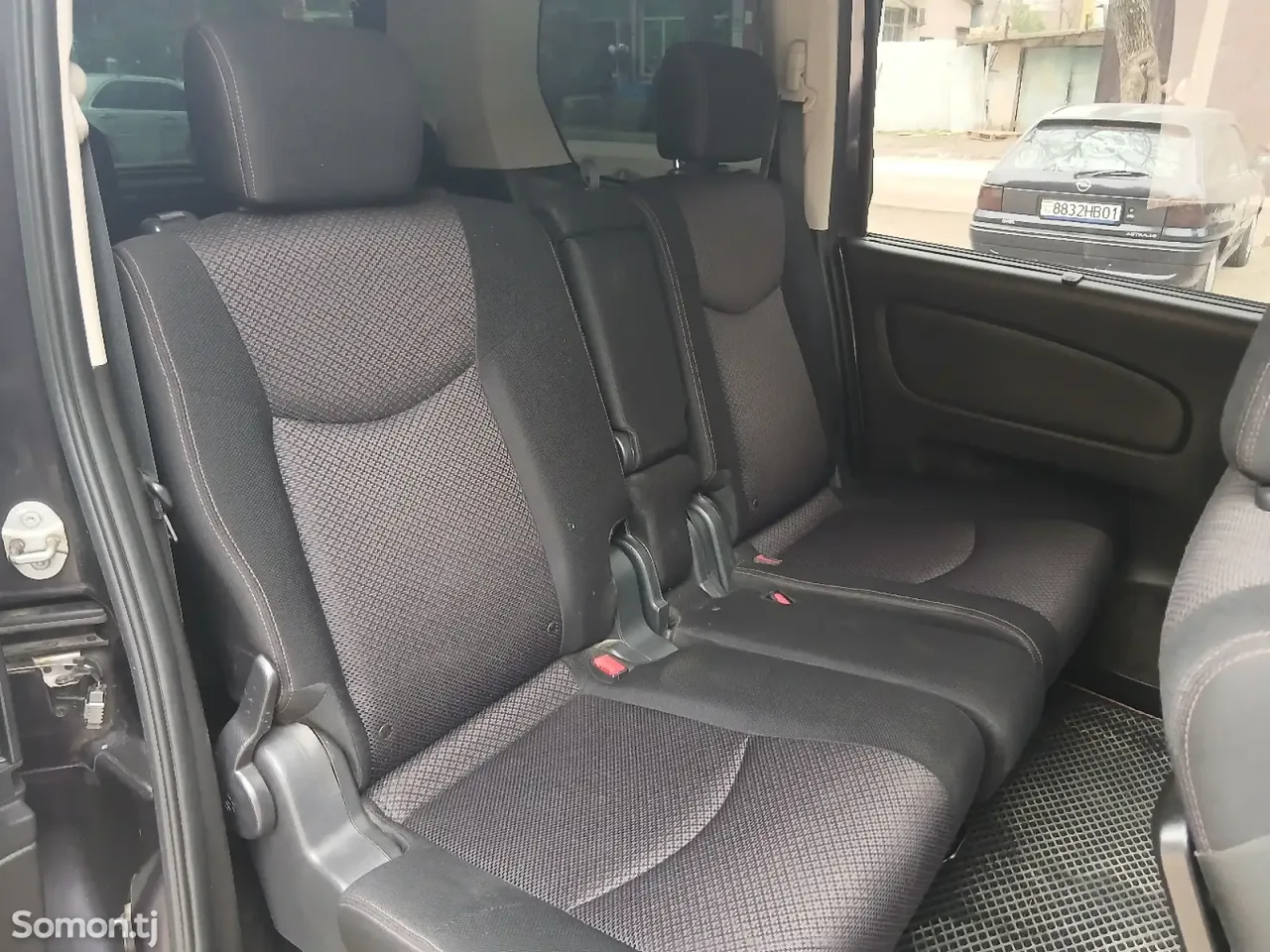 Nissan Serena 2014 · AT