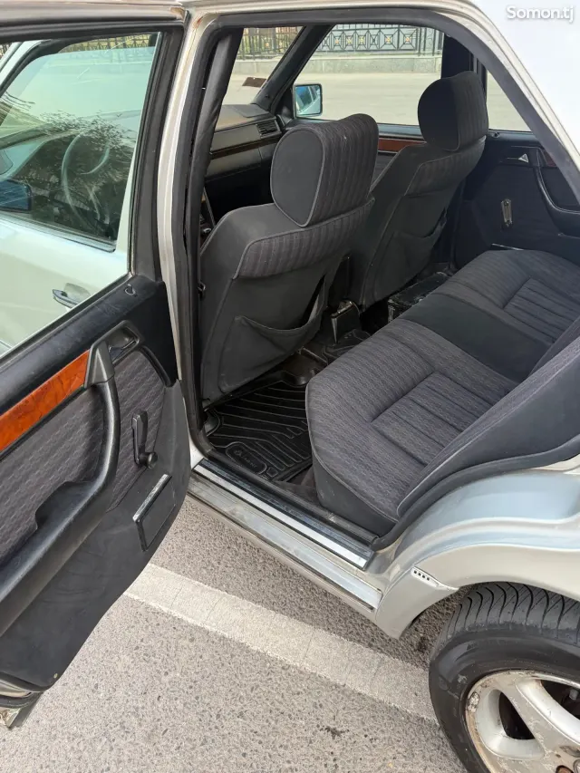 Mercedes-Benz W124 1993 · 3.0 AT