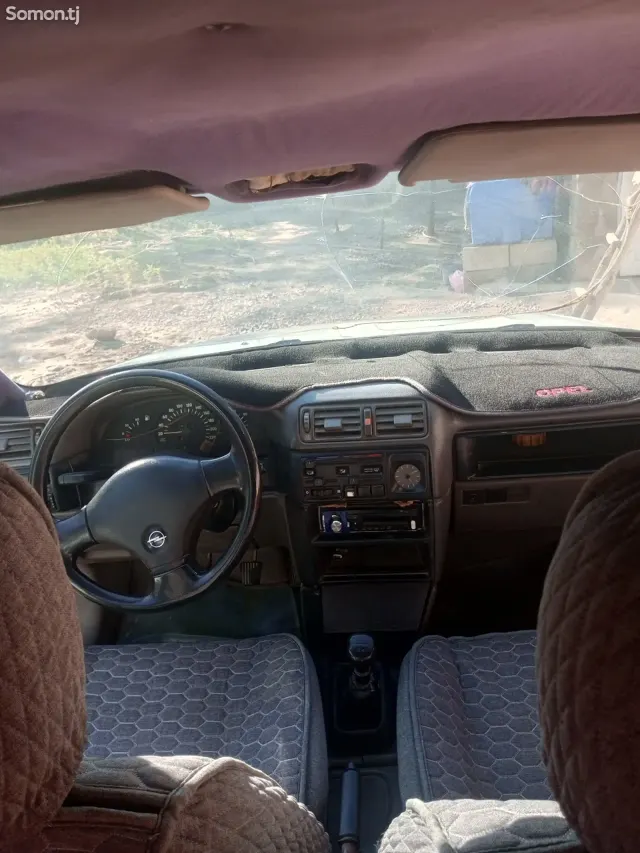 Opel Vectra A 1991 · 1.6 MT