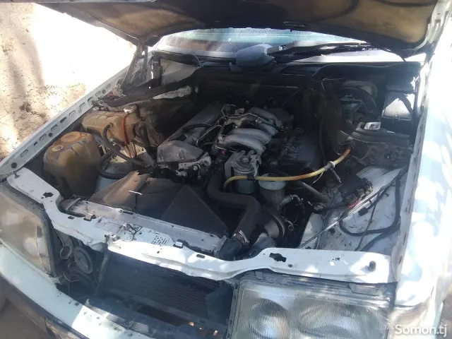 Mercedes-Benz W124 1985 · 1.8 MT