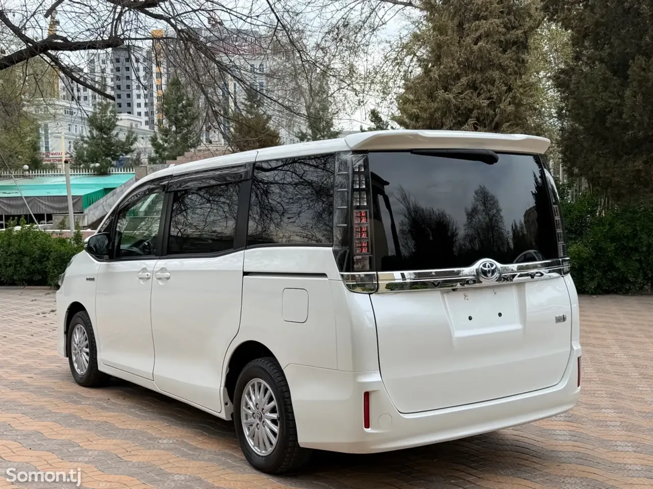 Toyota Voxy 2014 · 2.0 AT
