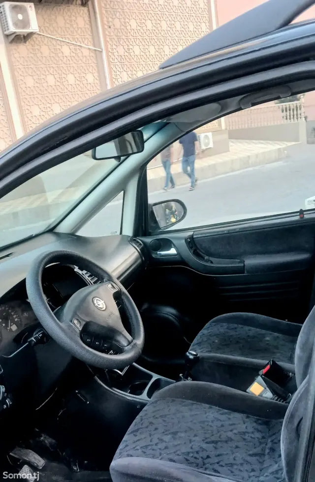 Opel Zafira 2000 · 1.6 MT