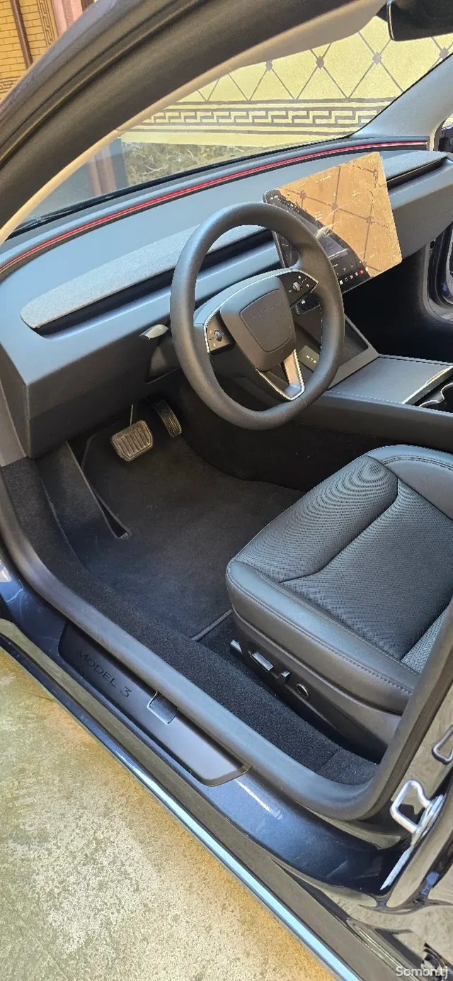 Tesla Model 3 2025 · AT