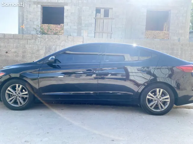 Hyundai Elantra 2018 · 2.0 AT