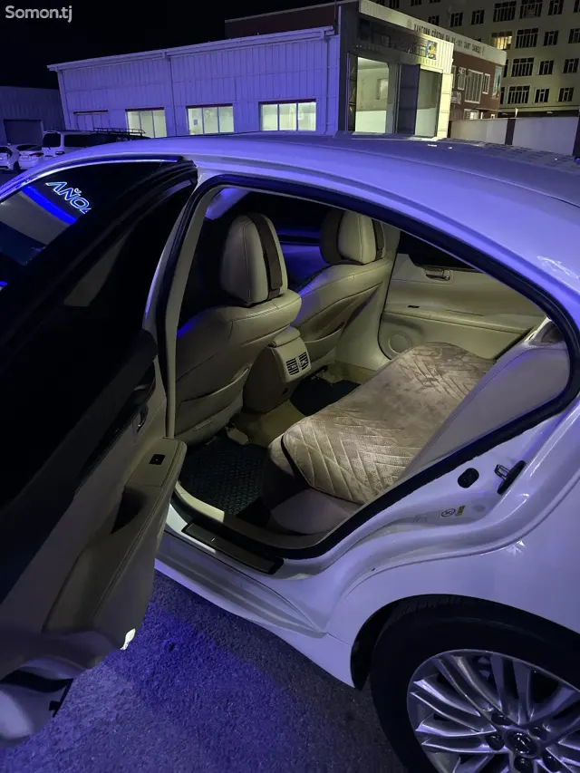 Lexus ES series 2013 · 3.5 AT
