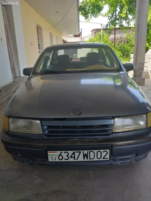 Opel Vectra A 1989 · 1.6 MT
