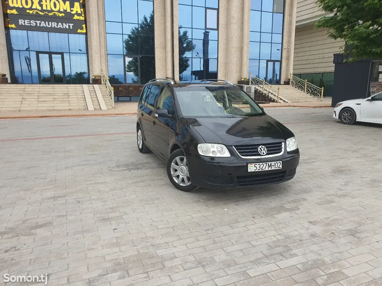 Volkswagen Touran 2005 · 1.6 MT