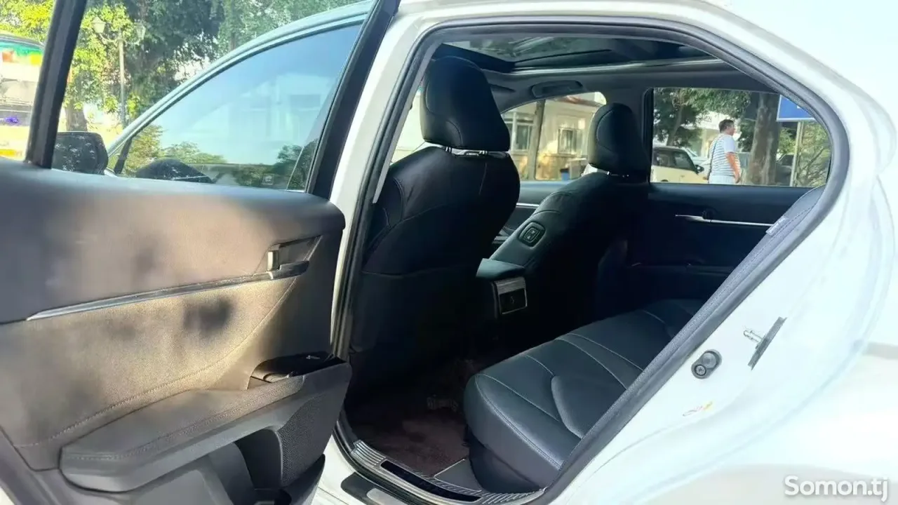 Toyota Camry 2018 · 2.5 AT