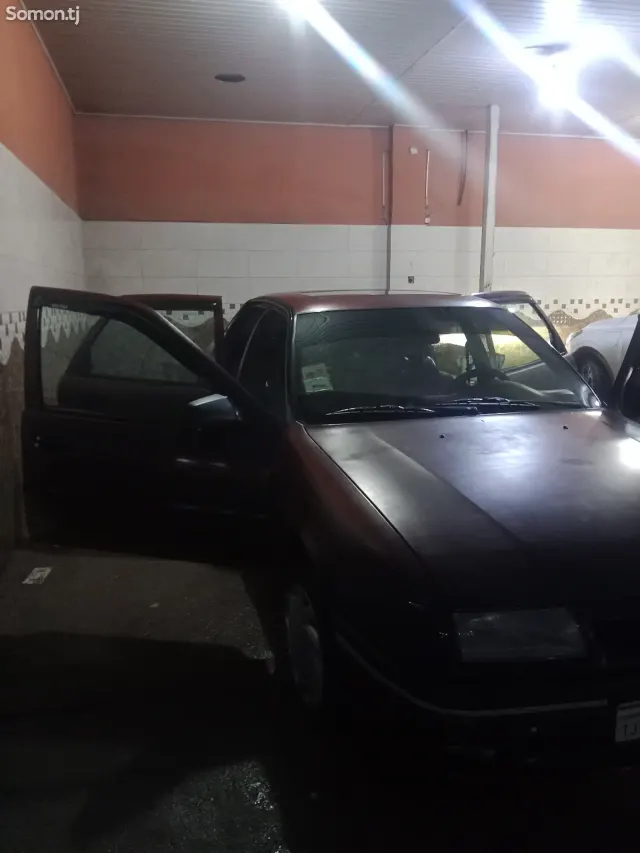 Opel Vectra A 1994 · 1.6 MT