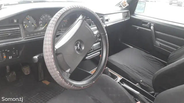 Mercedes-Benz W201 1991 · 1.8 MT