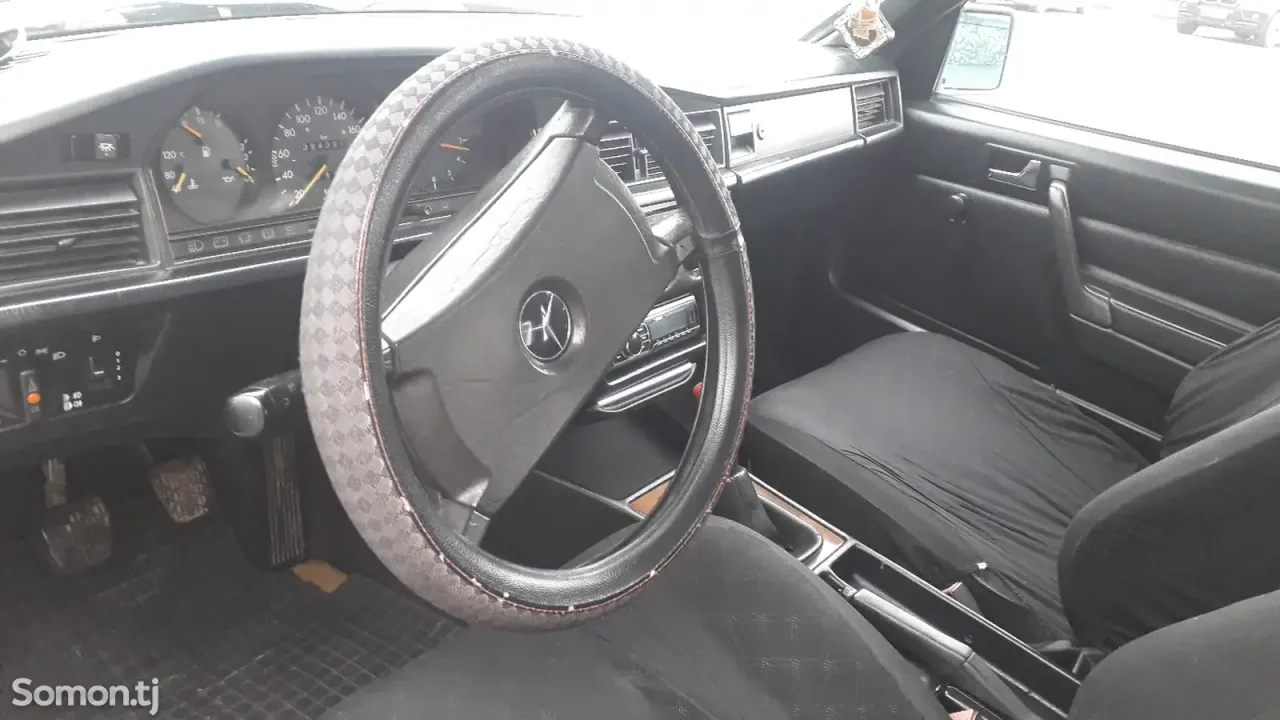 Mercedes-Benz W201 1991 · 1.8 MT