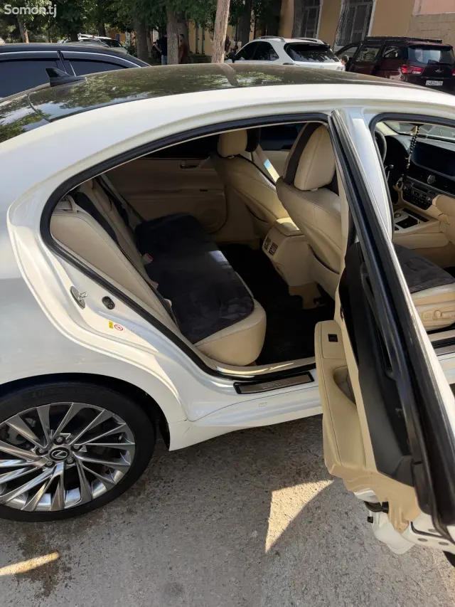 Lexus ES series 2013 · 2.5 AT