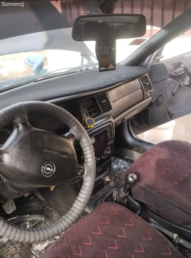Opel Vectra B 1996 · 1.6 MT