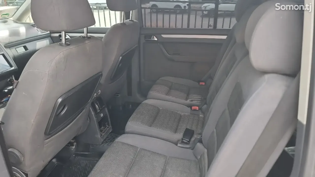 Volkswagen Touran 2006 · 1.6 AT