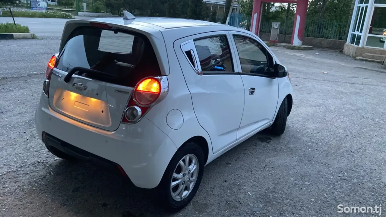 Chevrolet Spark 2015 · 1.0 AT