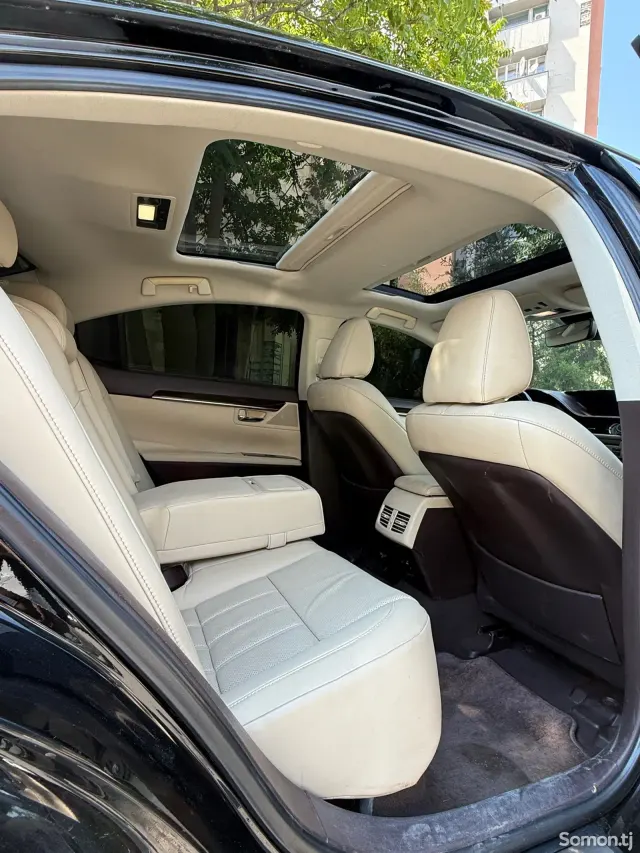 Lexus ES series 2016 · 3.5 AT