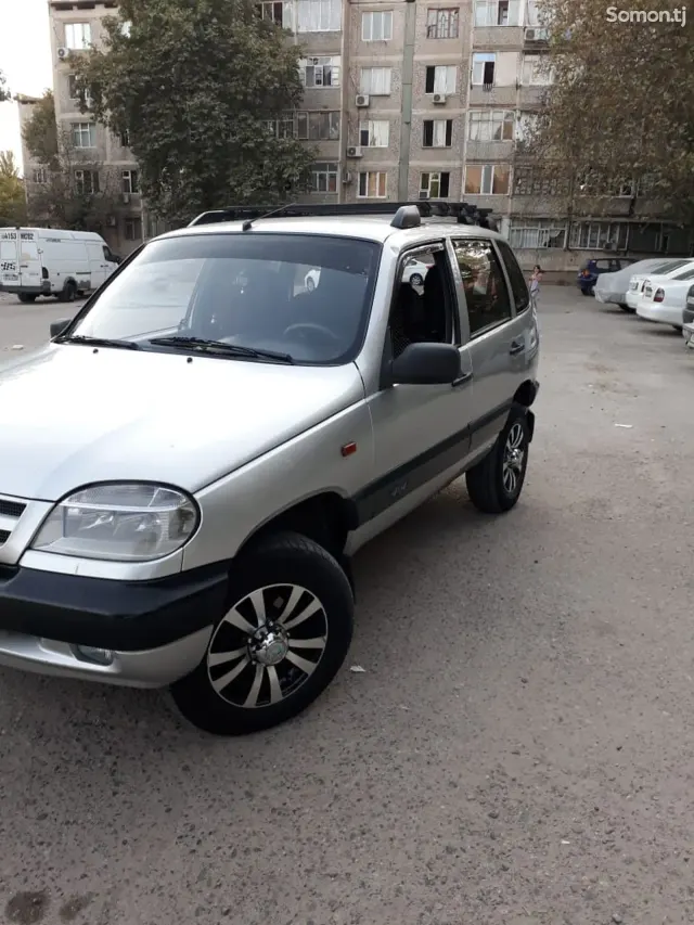 Chevrolet Niva 2004 · 1.7 MT