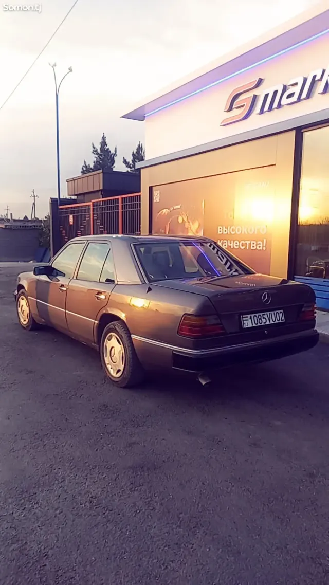 Mercedes-Benz W124 1991 · 2.0 MT