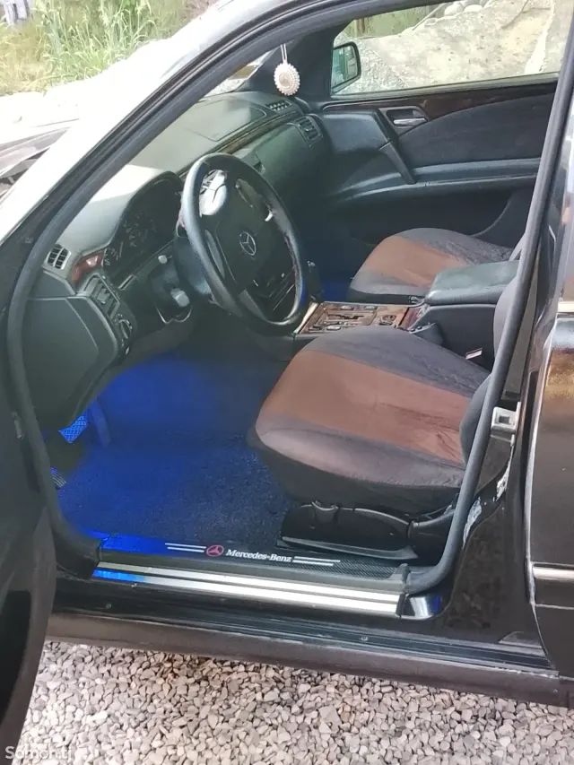 Mercedes-Benz E class 1999 · 2.4 AT