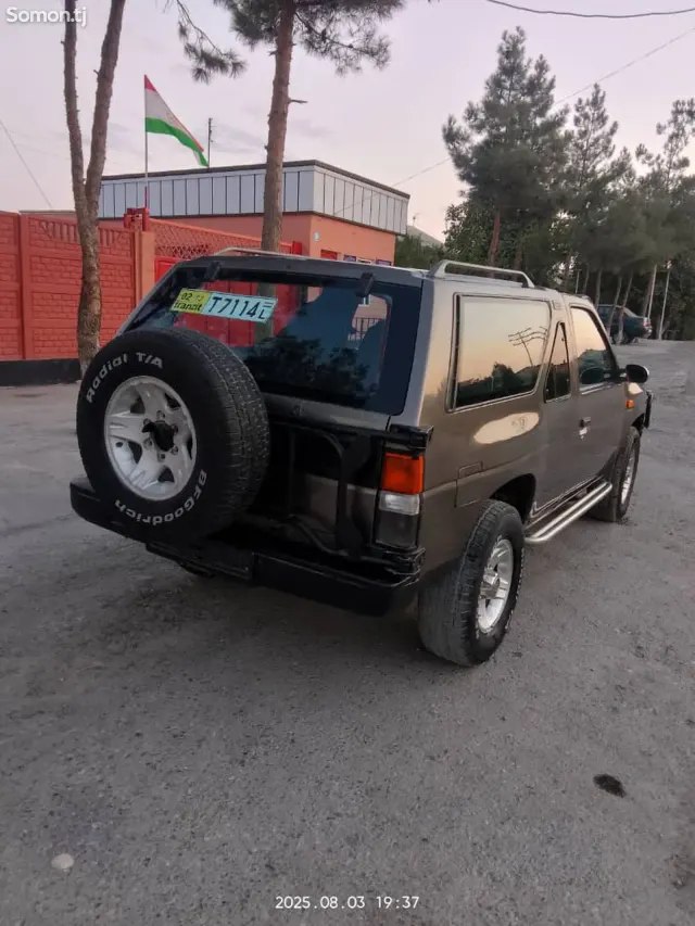 Nissan Terrano 1990 · 2.4 MT