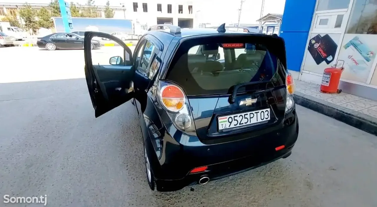 Chevrolet Spark 2011 · 1.0 AT