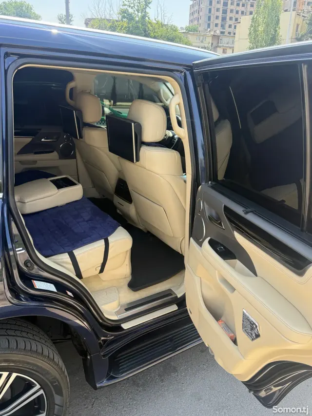 Lexus LX series 2017 · 5.7 AT