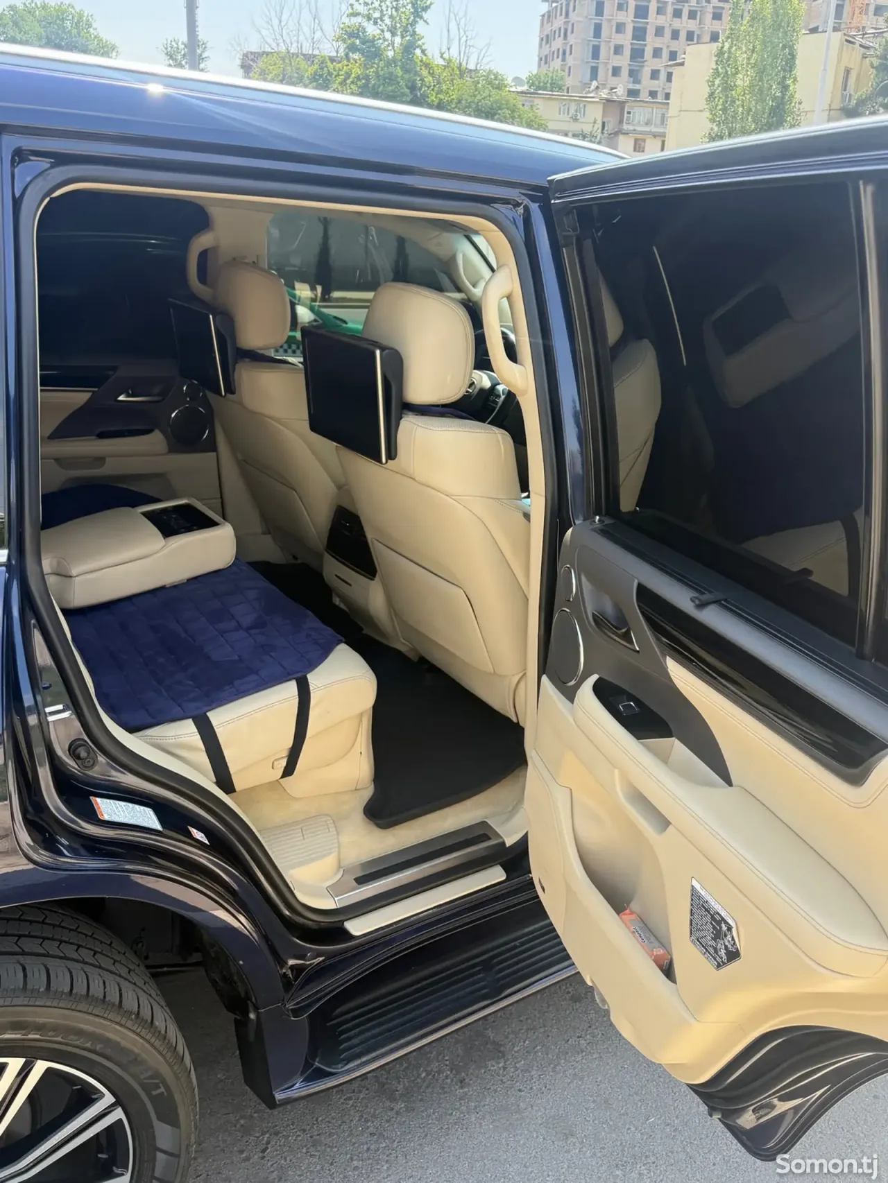 Lexus LX series 2017 · 5.7 AT