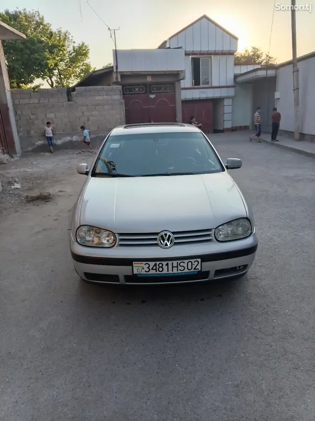 Volkswagen Golf 1998 · 1.6 MT