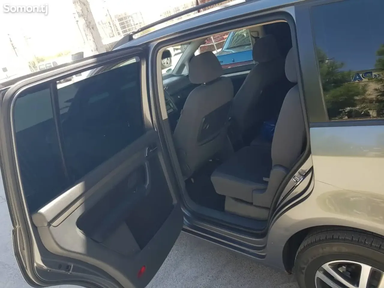 Volkswagen Touran 2007 · 2.0 MT