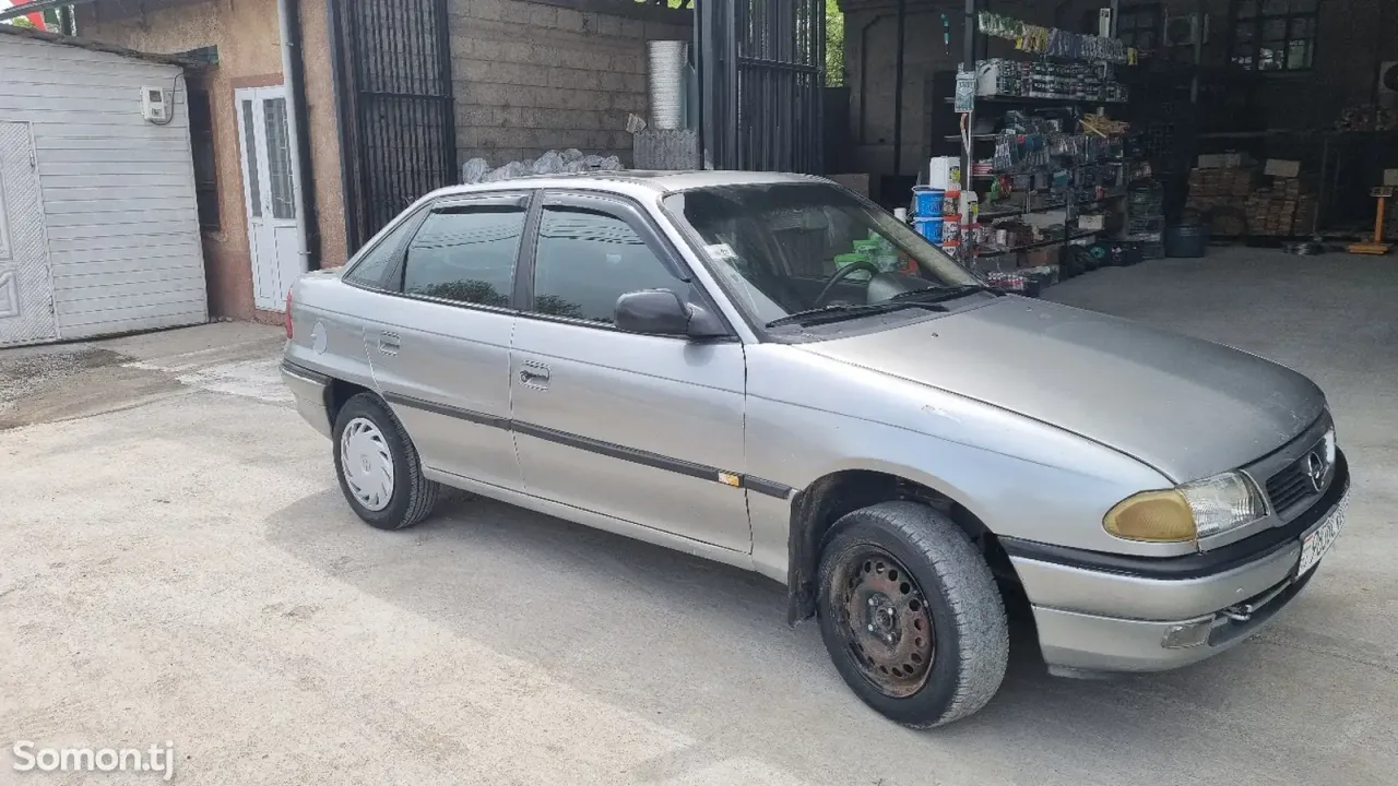 Opel Astra H 1995 · 1.6 MT