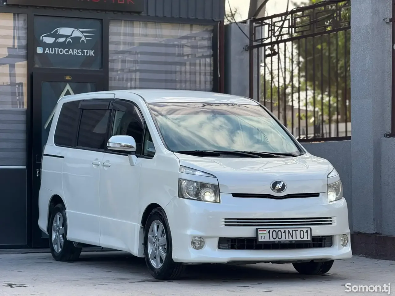 Toyota Voxy 2007 · 1.8 AT