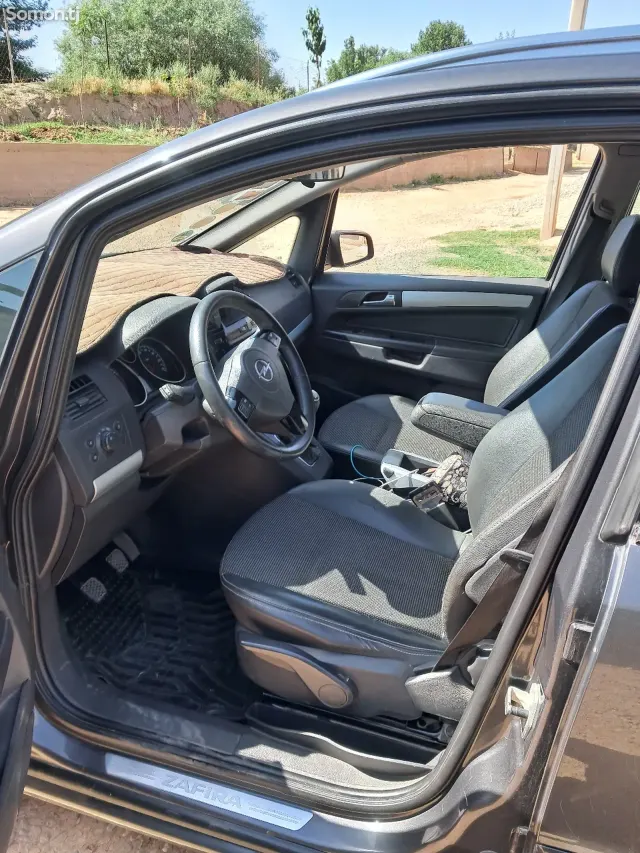 Opel Zafira 2009 · 2.2 MT
