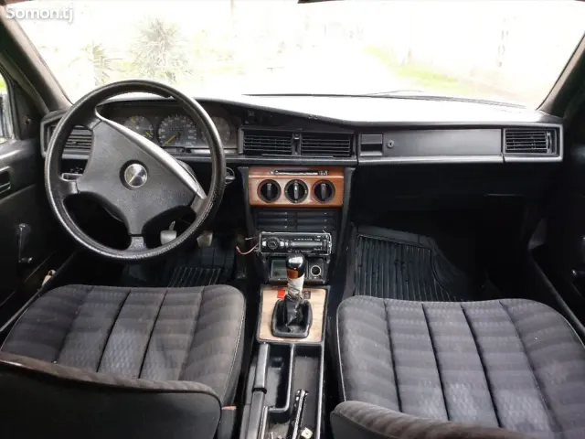 Mercedes-Benz W201 1991 · 1.8 MT