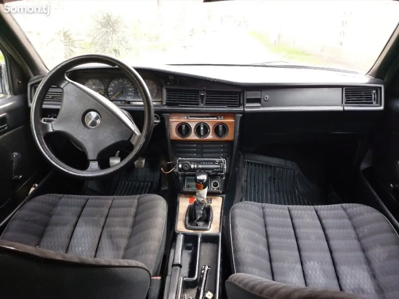 Mercedes-Benz W201 1991 · 1.8 MT