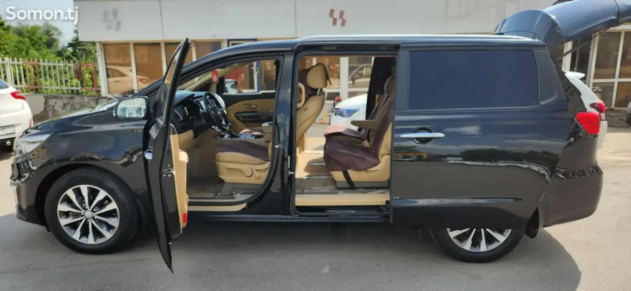 Kia Carnival 2017 · 2.2 AT
